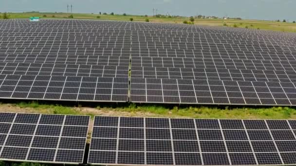 空中ドローンビュー。夏の太陽光発電所農場。クリーンエネルギーの生産. — ストック動画
