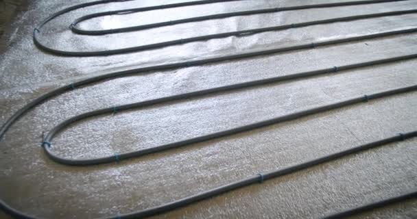 Fußbodenheizungsrohre für die Wasserheizung. Heizungsanlagen. Ansicht von oben — Stockvideo