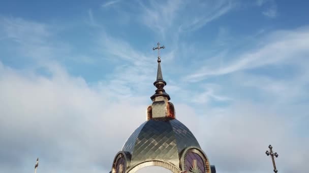 Katedral mavi kubbenin havadan görünüşü ve altın yıldızların kesişmesi. Güneşli bir gün. — Stok video