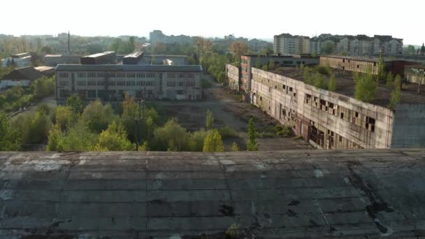 Drohnen aus der Luft. Fliegen über alte Fabrikruine Industriehalle für Abriss V2 — Stockvideo