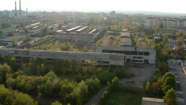 Vista aérea ampla do drone. Voando sobre a velha fábrica arruinar edifício industrial para demolição . — Vídeo de Stock