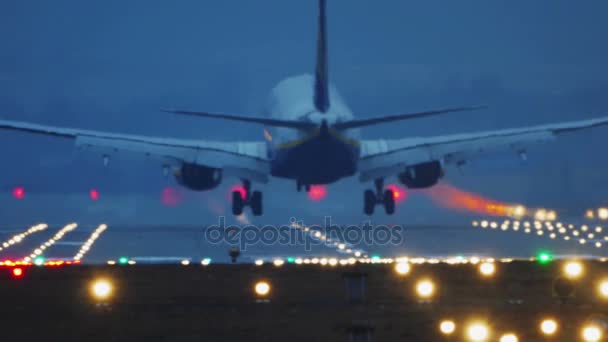 Avião comercial aterrissando à noite — Vídeo de Stock