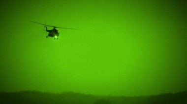 Gece görüş tarafından askeri helikopter sinek. Üzerinden geçen Rus helikopteri Polonya Hava kuvvetlerinde hizmet.