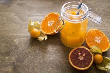 ahşap zemin üzerine mandalina taze meyve suyu