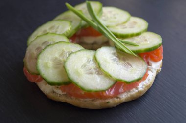 simit susam siyah bir arka plan ile