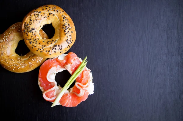 simit susam siyah bir arka plan ile