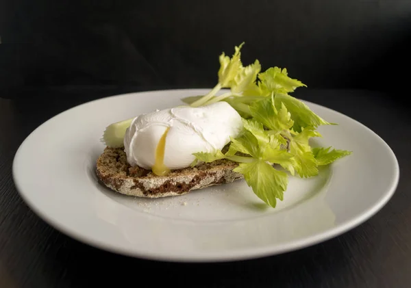 çılbır siyah ekmek üzerinde