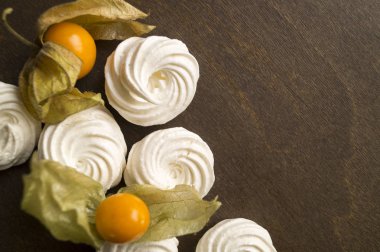 tatlı beze ahşap arka plan üzerinde