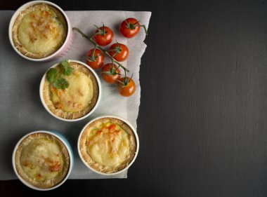 tartı mozzarella ve domates ile