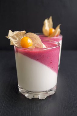 Siyah bir zemin üzerine Panna cotta