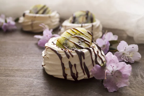 Meringa dolce su fondo di legno — Foto Stock