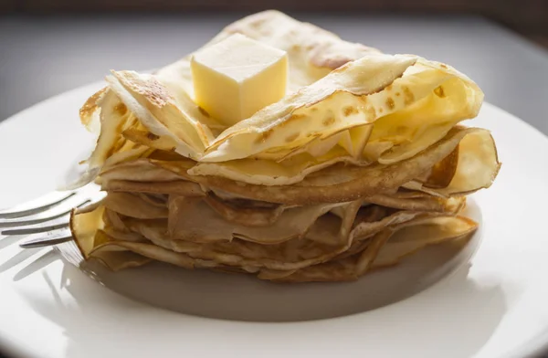 Panqueques en un plato blanco —  Fotos de Stock