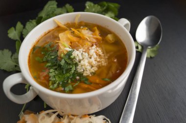 Salantro siyah bir arka plan ile ekşi çorbası