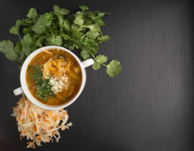 Salantro siyah bir arka plan ile ekşi çorbası