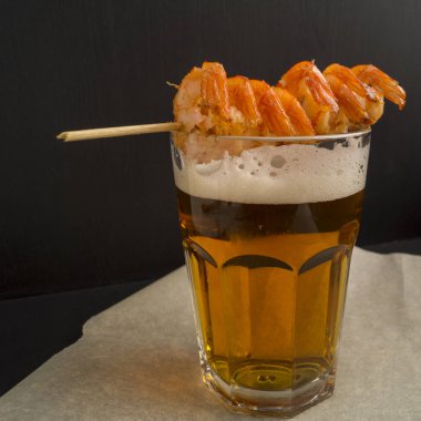 Biralı kızarmış karides.