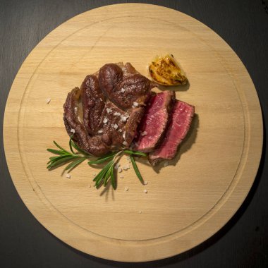 Biberiye ve sarımsak ile bir ışık yönetim kurulu üzerinde ızgara et