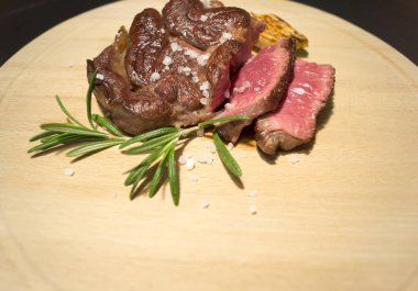 Biberiye ve sarımsak ile bir ışık yönetim kurulu üzerinde ızgara et