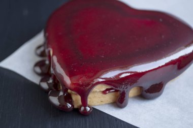 tanımlama bilgisi kalp siyah arka plan üzerine