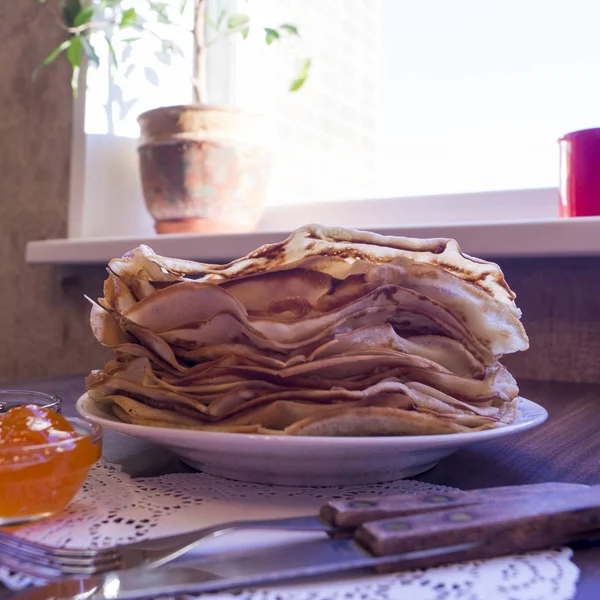 Tortitas caseras pila en el plato —  Fotos de Stock