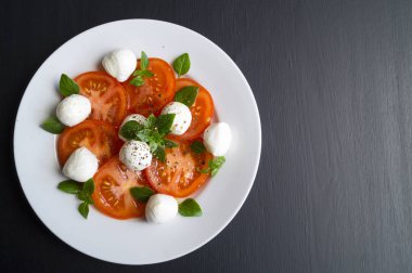 Caprese salatası olgun domates ve mozzarella ile taze fesleğen