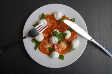 Caprese salatası olgun domates ve mozzarella ile taze fesleğen