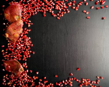 Siyah arkaplanda nar