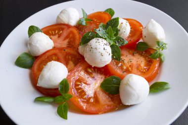 Caprese salatası olgun domates ve mozzarella ile taze fesleğen