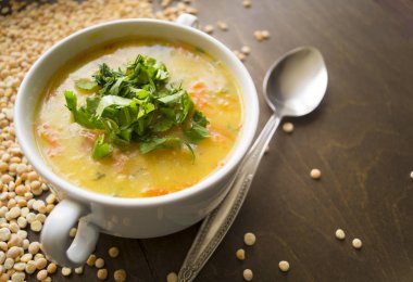 Ahşap zemin üzerinde bezelye çorbası