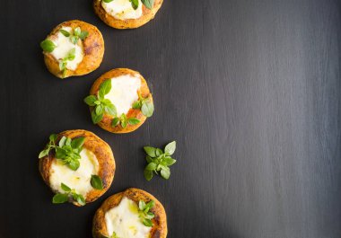 Pizza Margarita siyah bir arka plan üzerinde. Sağdaki alan