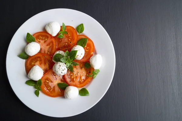 잘 익은 토마토와 모 짜 렐 라와 신선한 바 질 Caprese 샐러드 — 스톡 사진