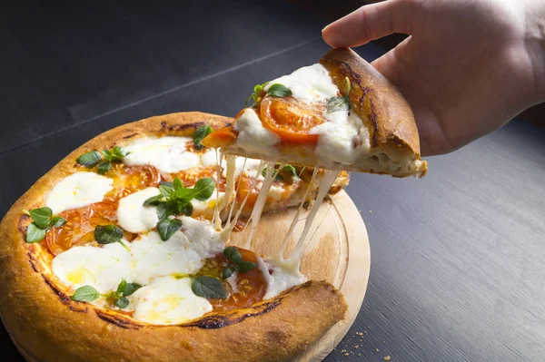 Pizza Margarita auf schwarzem Hintergrund. Platz nach rechts — Stockfoto