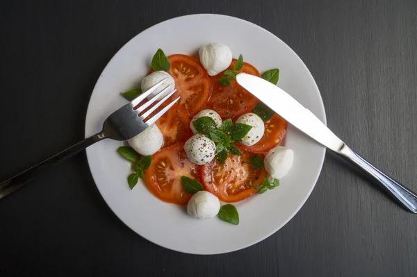 Caprese saláta érett paradicsom, mozzarella, friss bazsalikom — Stock Fotó