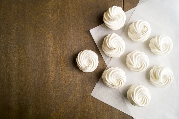 Merengue de postre sobre fondo de madera —  Fotos de Stock