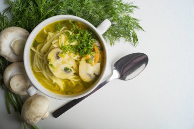 mantar çorbası erişte ile için malzemeler