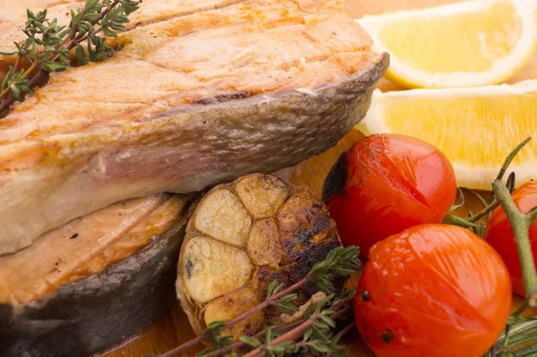 Grilled salmon with cherry tomatoes and garlic — Stock Photo, Image