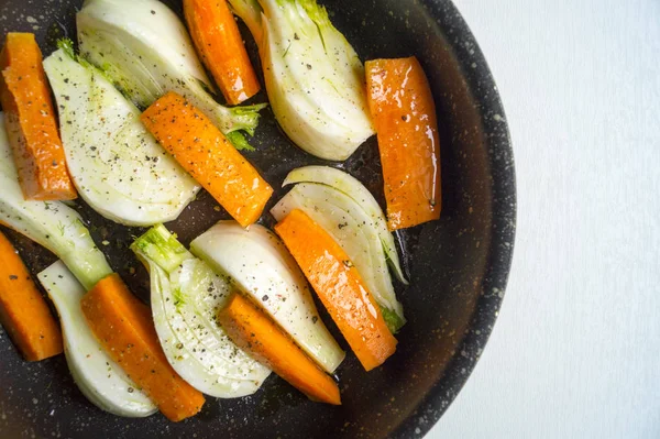 Friss zöldségek, sárgarépa, a munka konyha — Stock Fotó