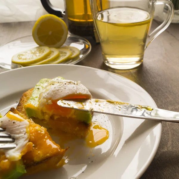 Snídaně. sázená vejce s toasty — Stock fotografie