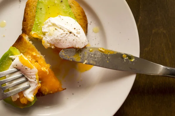 Sázená vejce s toastem a avokádem. střih. Closeup — Stock fotografie