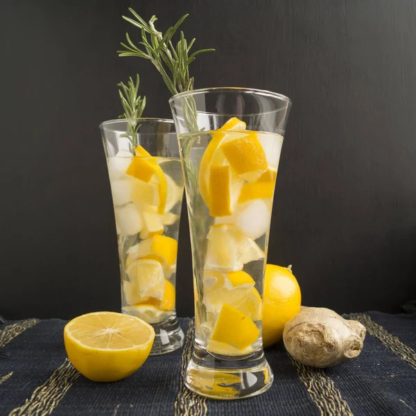 Limonata allo zenzero e ingredienti - zenzero, limone, backgrou nero — Foto Stock