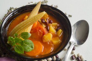 Beyaz arka plan üzerinde fasulye domates çorbası.