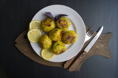 Limonlu kızarmış balık topları