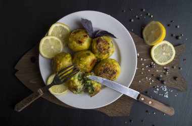 Limonlu kızarmış balık topları