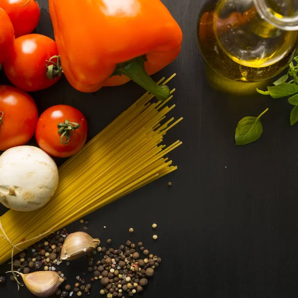 黒の背景のウィットのイタリアン スパゲッティ食材 — ストック写真