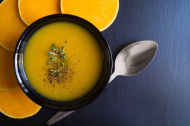 Tahta bir masada balkabağı çorbası