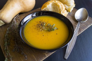 Tahta bir masada balkabağı çorbası