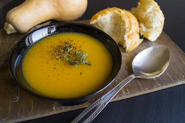 Tahta bir masada balkabağı çorbası — Stok fotoğraf