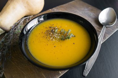 Tahta bir masada balkabağı çorbası