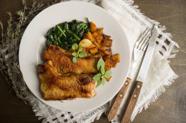 Ispanak ve ahşap bir masa üzerinde kabak ile Türkiye