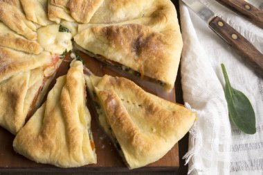 ahşap oyun tahtası ıspanaklı puf böreği pasta