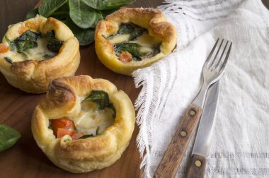 tartı peynir ve ıspanak üzerinde beyaz masa örtüsü